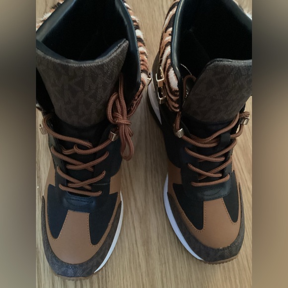 NWT MICHAEL Michael KORS LIV WEDGE BOOTIE - Picture 13 of 15